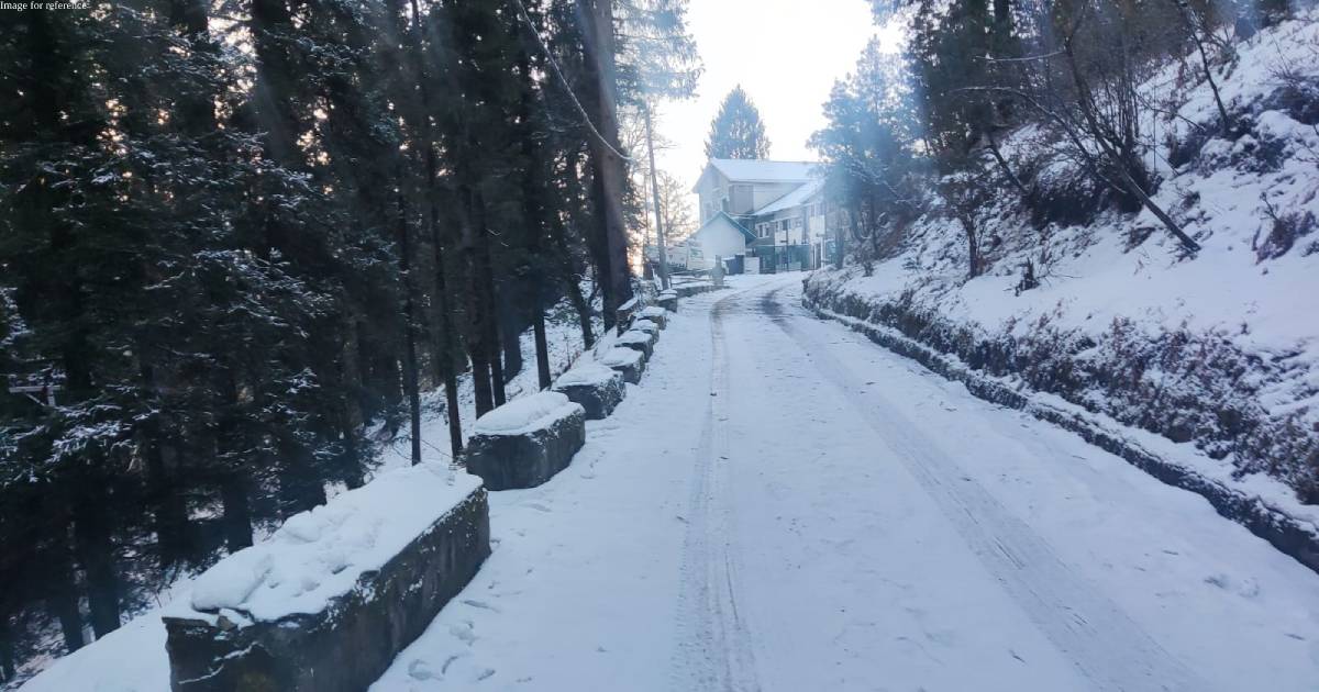 Fresh snowfall disrupts normal life in Himachal Pradesh